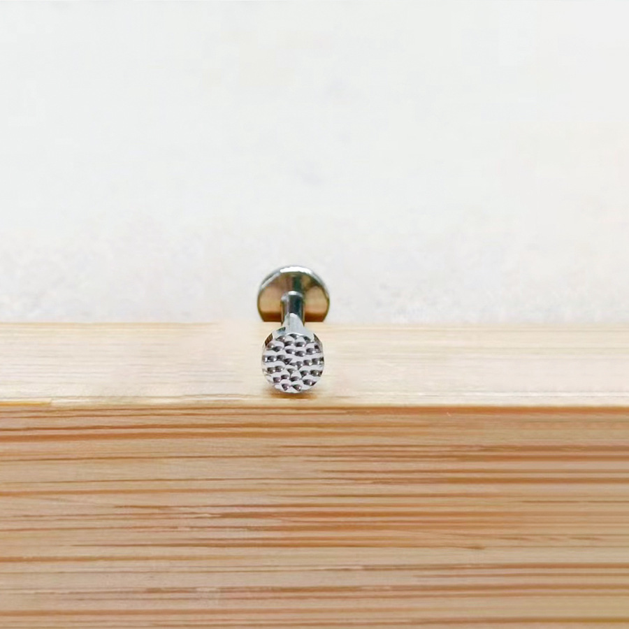 Clou d'oreille/de cartilage en alliage de titane F136, orné d'une fleur en zircon gravée, pour piercing lèvre ou oreille (filetage 0,9 mm). Vente en gros._voghion.com