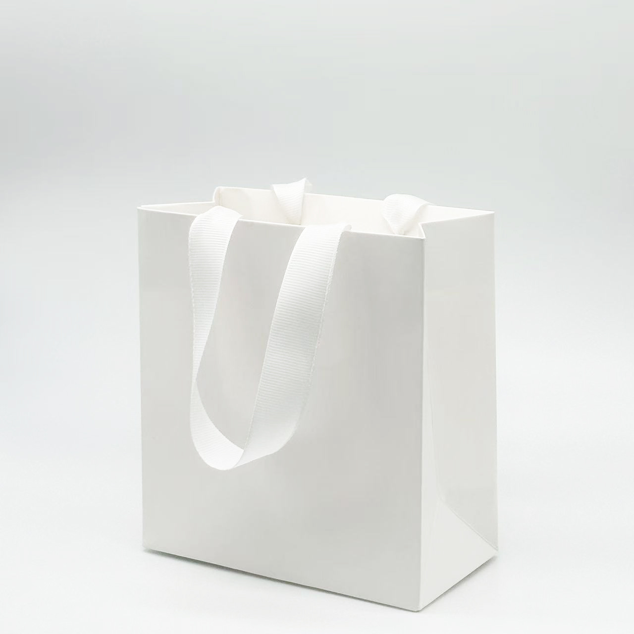 Bolsas de papel de mano de stock joyería ropa bolsa de papel de cartón blanco logotipo impresa bolsa de embalaje vertical bolsa sin cintura