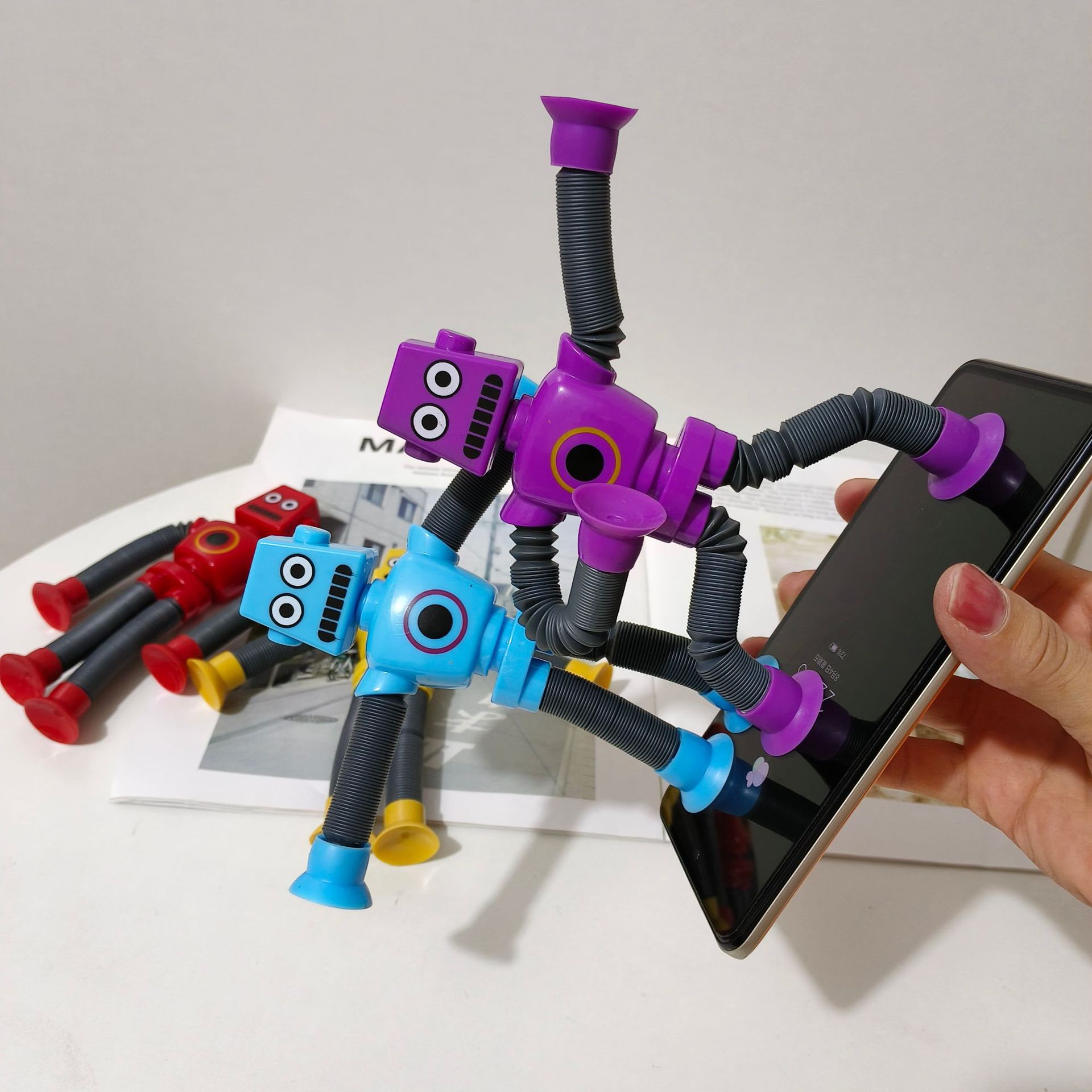 Robot luminoso explosivo transfronterizo, tubo estirable, tubo estirable, ventosa, tubo telescópico, puesto de juguetes de descompresión para niños