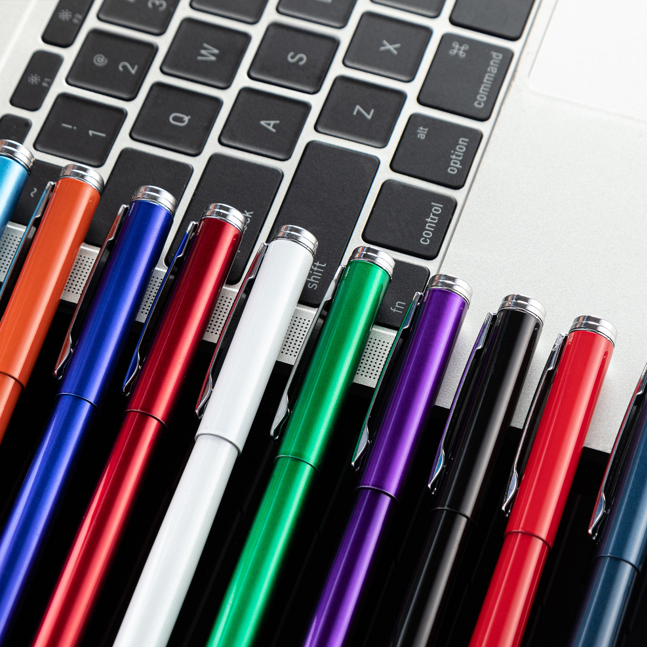 Fabricante de bolígrafo de firma en stock bolígrafo de metal de alta calidad regalos comerciales bolígrafo publicitario logotipo de impresión nuevo bolígrafo multicolor