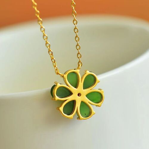 Silver-plated inlaid jade pendant with flower design, suitable for women, lockchain, fashionable and simple, versatile.
