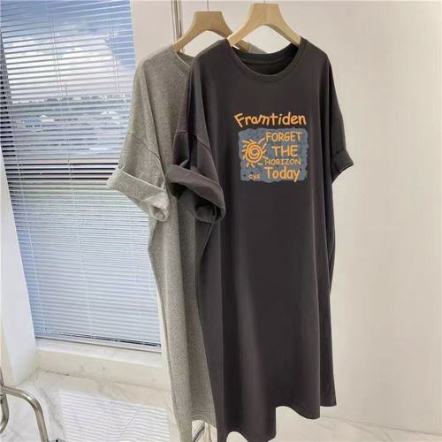 Plus-size women's Korean-style short-sleeved T-shirt dresses, summer tops for larger women, covering the stomach, youthful and slimming, knee-length dresses