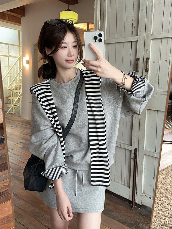 灰色松弛感休闲卫衣套装裙女2025秋季新款韩系条纹披肩短裙两件套|undefined