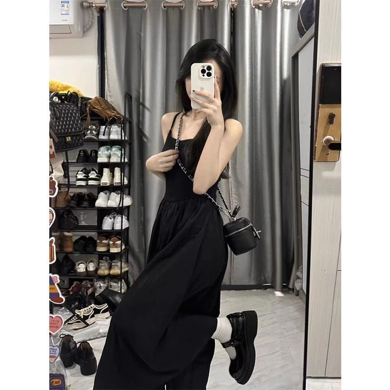 ヘプバーンスタイルの女性用ブラックノースリーブサスペンダードレス、夏の絶妙なデザイン、ニッチなハイエンドウエストバックレスロングスカート|undefined