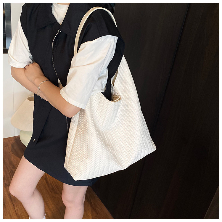 In 2025, a new Korean-style casual woven pattern large-capacity tote bag for women's commuting to work undefined