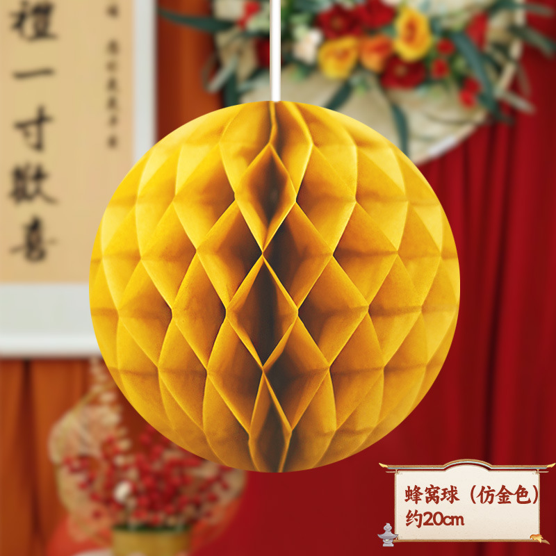 El primer aniversario del bebé decora la escena de la linterna roja, columna de panal, accesorios ceremoniales chinos.