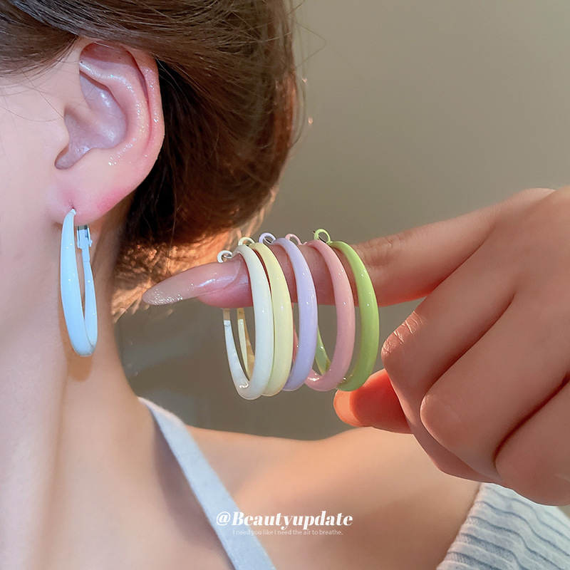 Pendientes de anillo redondo lisante de aguja de plata Pendientes de dopamina de temperamento de nicho femenino Pendientes femeninos Joyas de sentido avanzado de nicho