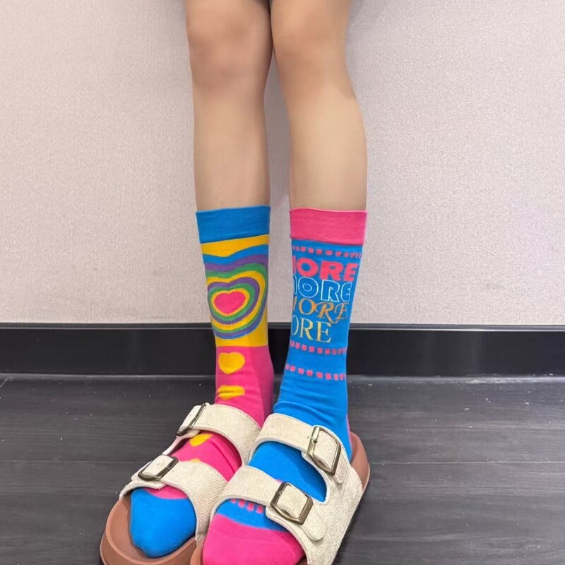 Cute and with a touch of elegance, these socks are absolutely stunning with their left-right AB asymmetry! Women's seamless mid-calf socks