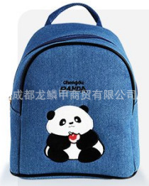 사과를 안고 있는 팬더