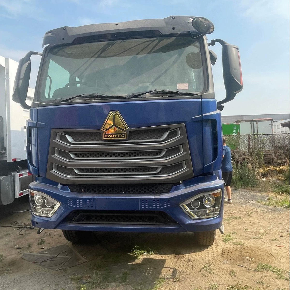 Трансграничная поставка самосвалов Sinotruk Howo 8X4, землеройных самосвалов и инженерных самосвалов Truc.