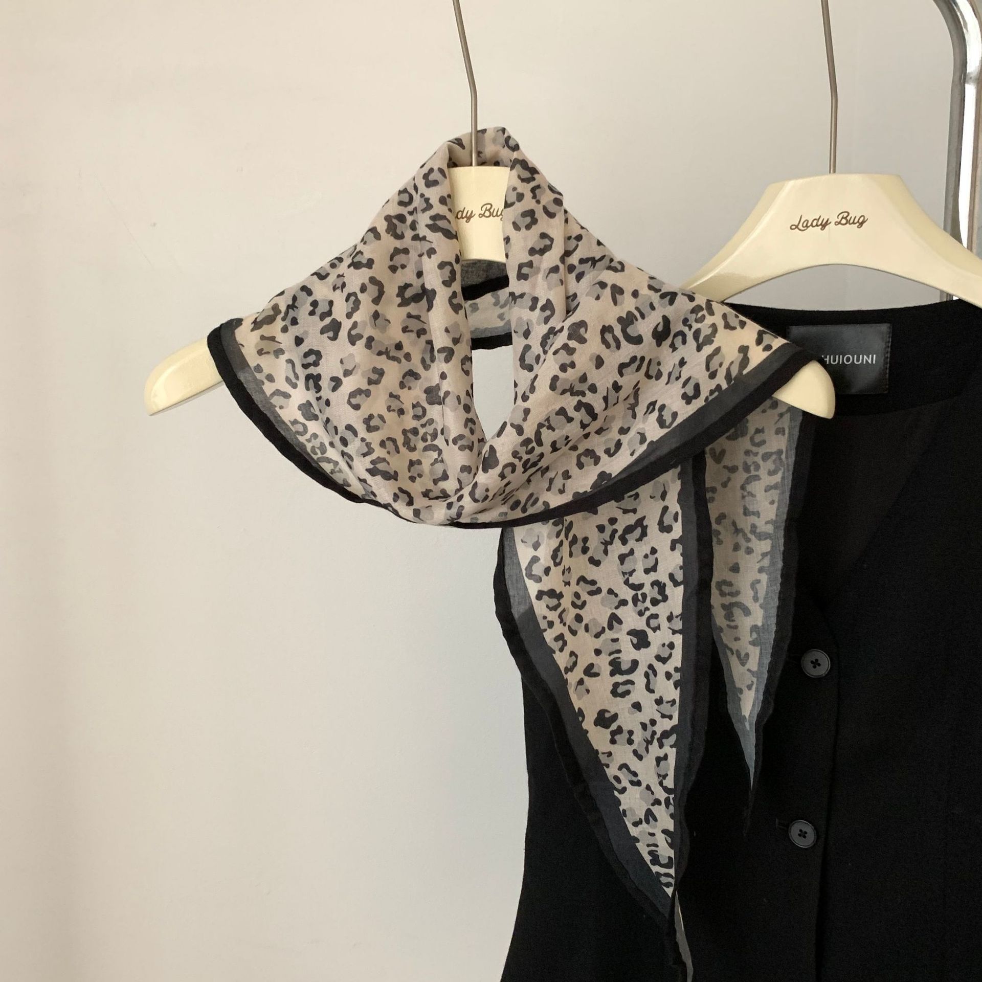 SKU-11 블랙 앤 그레이 레오파드 프린트