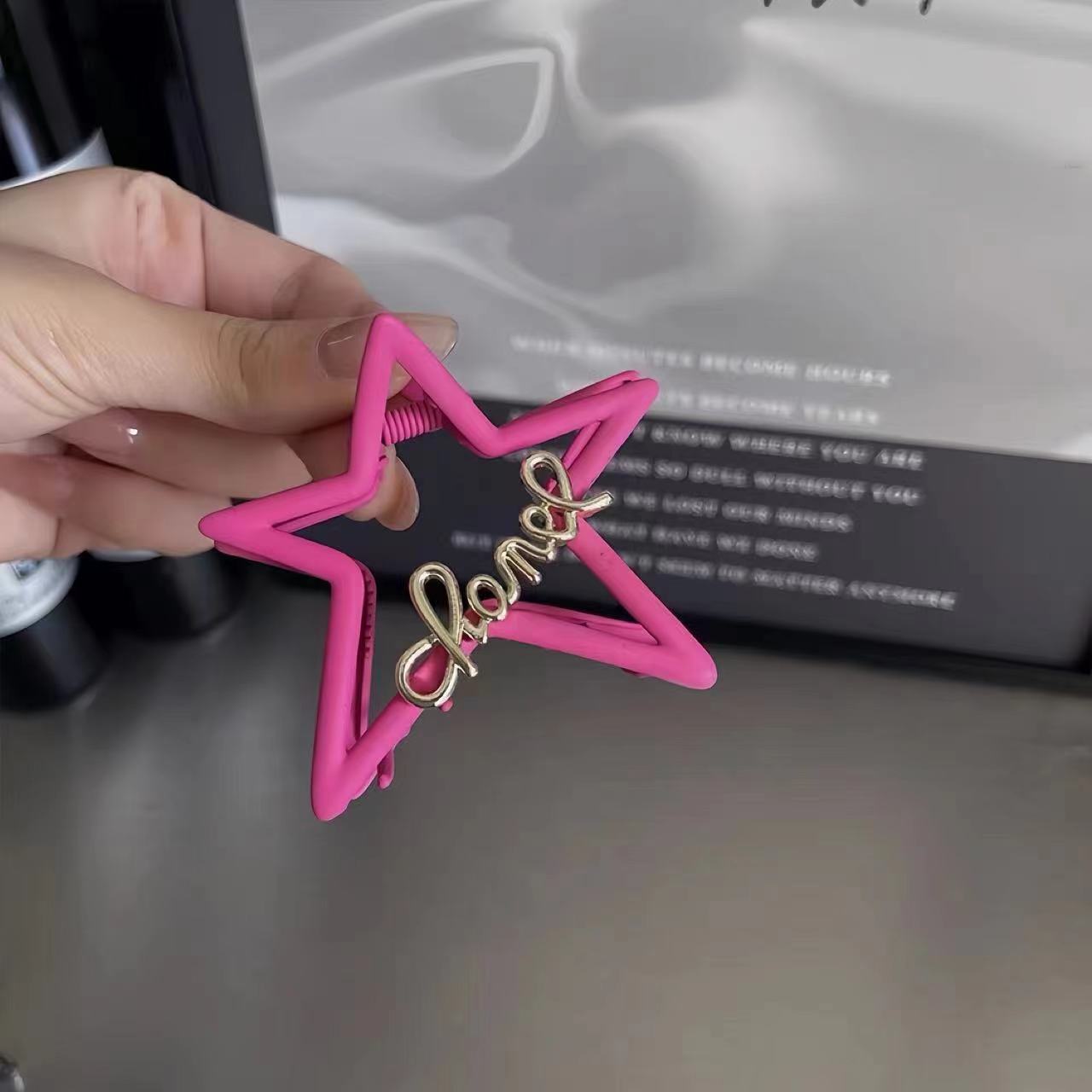 Horquilla de metal con forma de pentagrama, dulce, fresco, con letras negras, frío, avanzado, con sentido del frío, para la parte posterior de la cabeza, con clip de tiburón_voghion.com