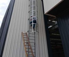 厂家护笼爬梯钢爬梯垂直爬梯检修孔爬梯镀锌爬梯可按15j401制作