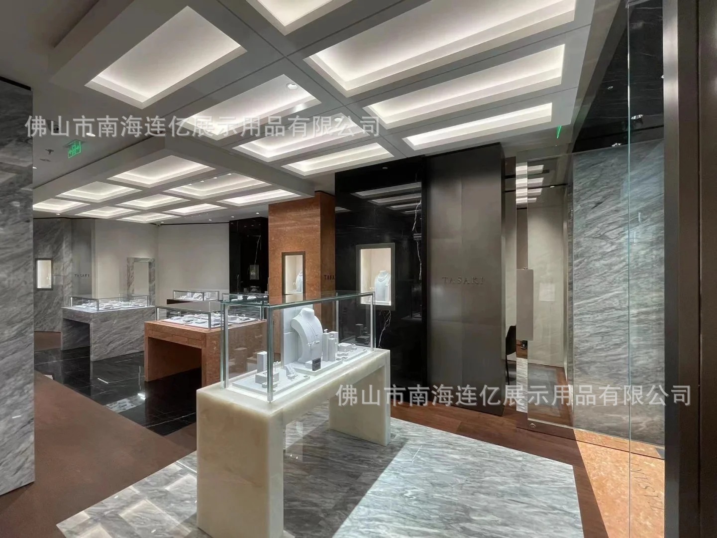 大牌珠宝店铺完工图_2_惠州市星达展柜有限公司_来自小红书网