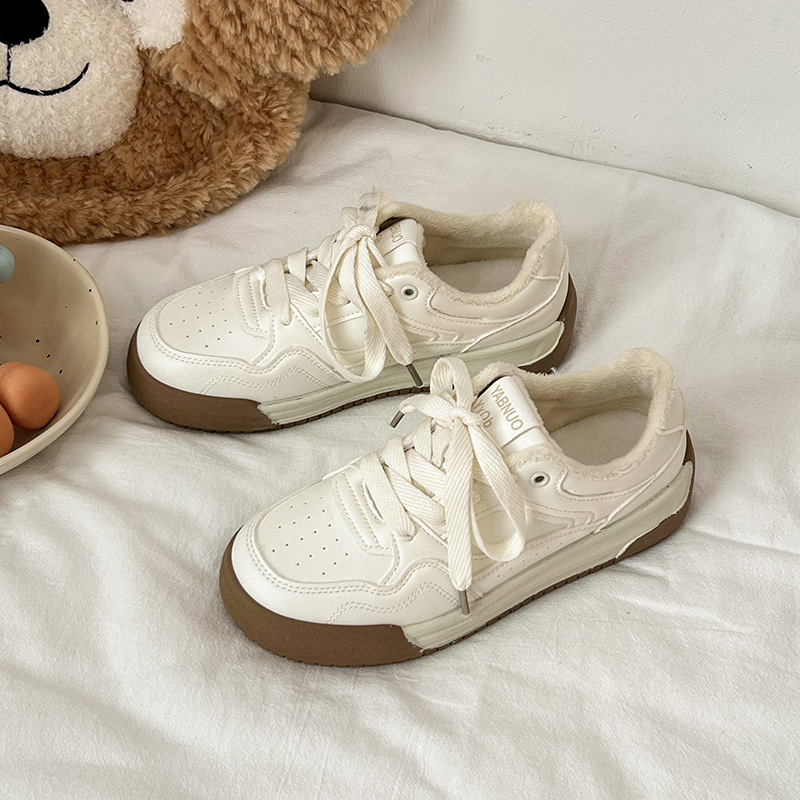 Pequeños zapatos blancos de otoño y invierno adicionados 2025 nuevos zapatos de mujer de color ligero de moda caliente no sofocante zapatos deportivos de viento universitario