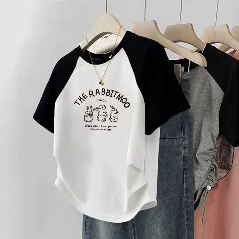 Раглан контрастной расцветки с неровной строчкой, короткий рукав, летний топ 2025 года, новый дизайн, утонченный, корректирующий фигуру.