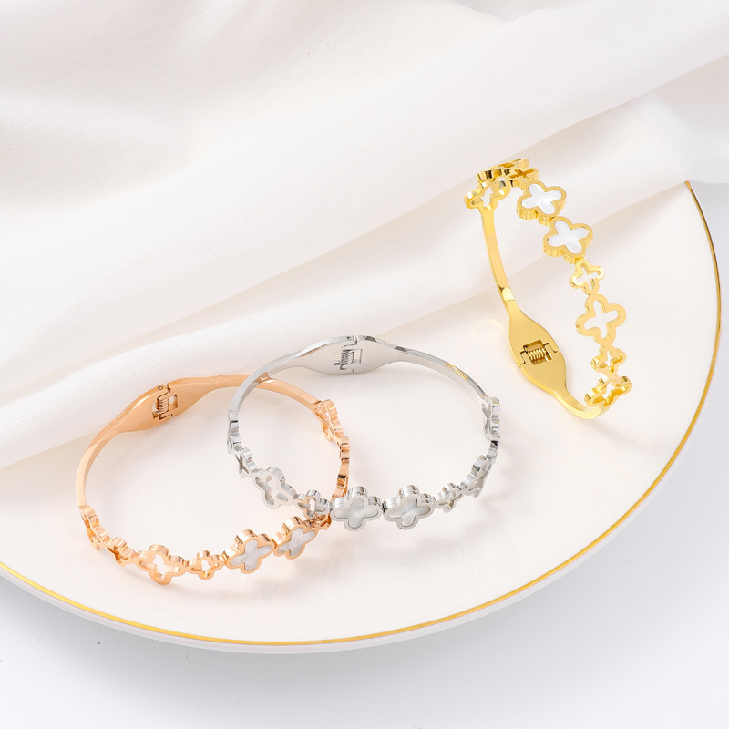 Diseño hueco, imitación de concha blanca, trébol de cuatro hojas, pulsera de acero de titanio, sentido de lujo femenino, simple y moderno, no se desvanece, pulsera de celebridades de Internet