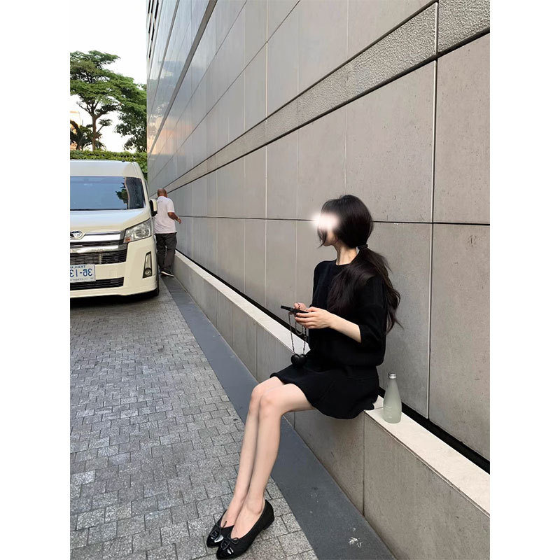 Elegant design skirt with a round collar