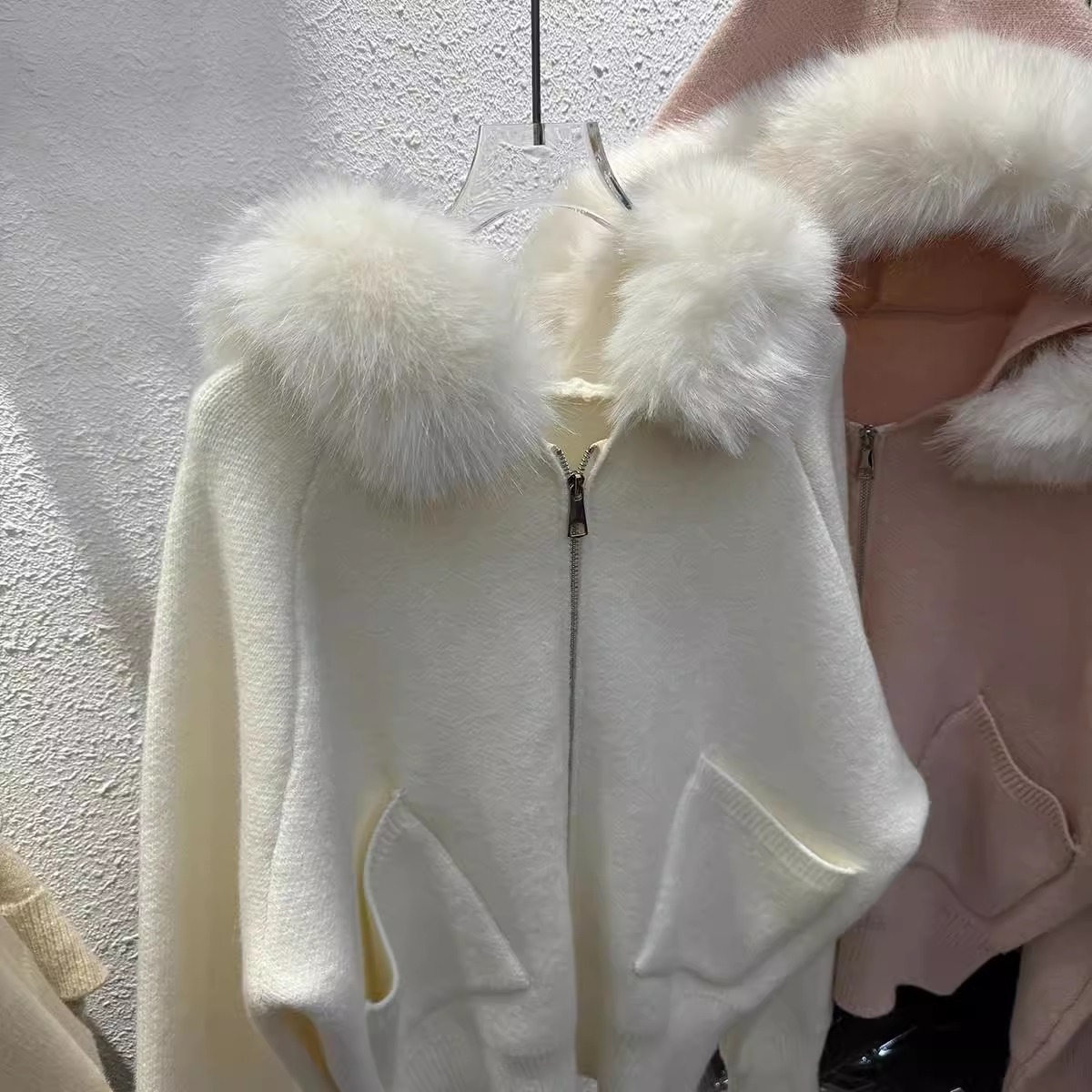 Damenbekleidung: Oversize-Strickjacke mit Pelzbesatz und Kapuze – Winterstrickjacke für Damen_voghion.com