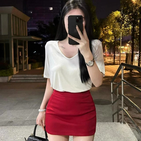 Red, high quality, hip-accented
