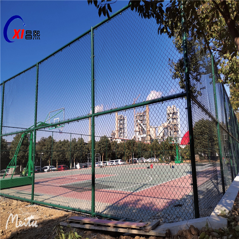 足球场运动围网 学校体育场篮球场围栏网 养殖包塑勾花网护栏网厂