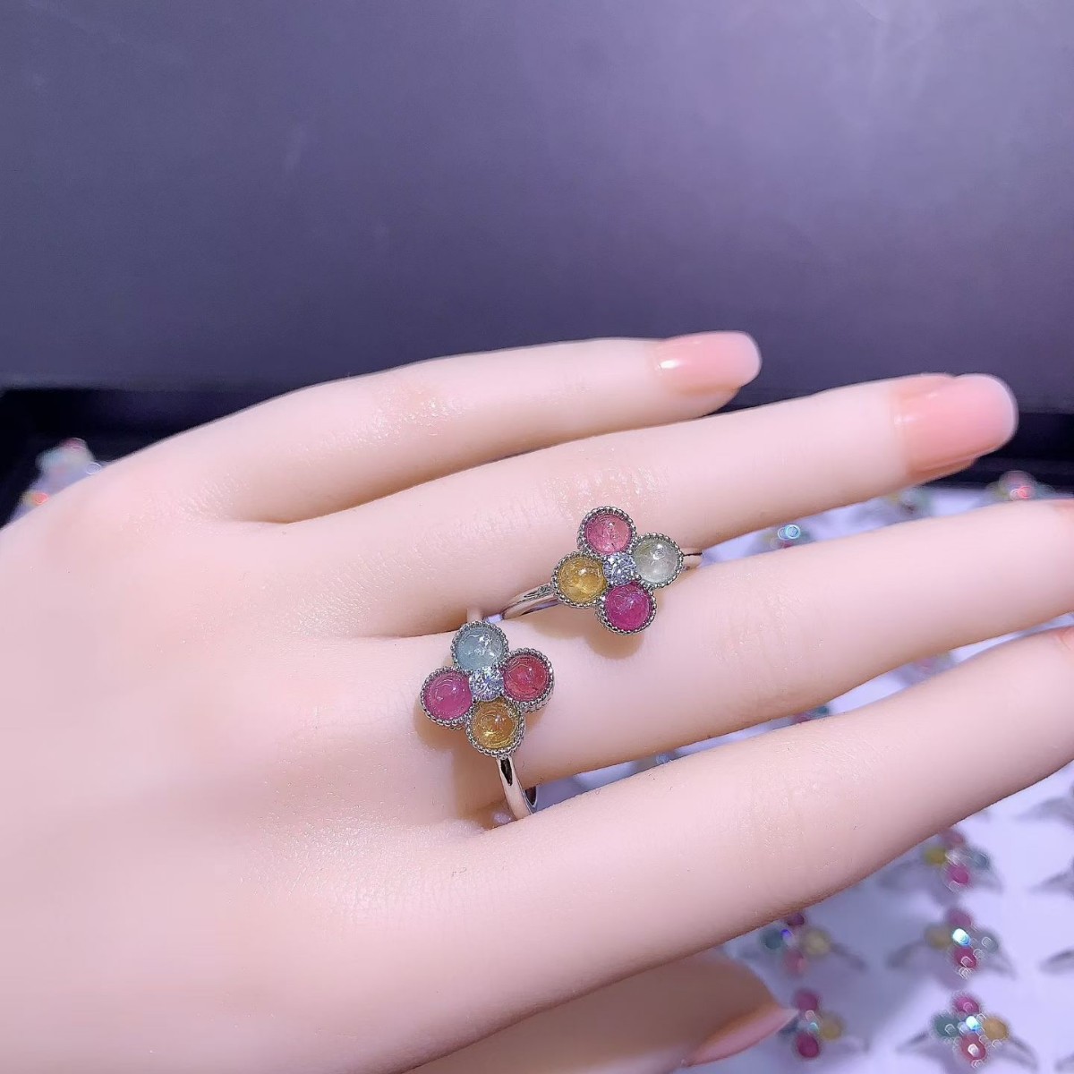 Exquisite and sparkly natural tourmaline flower and four-leaf clover ring, candy-colored, vintage-inspired, niche, and subtly luxurious.