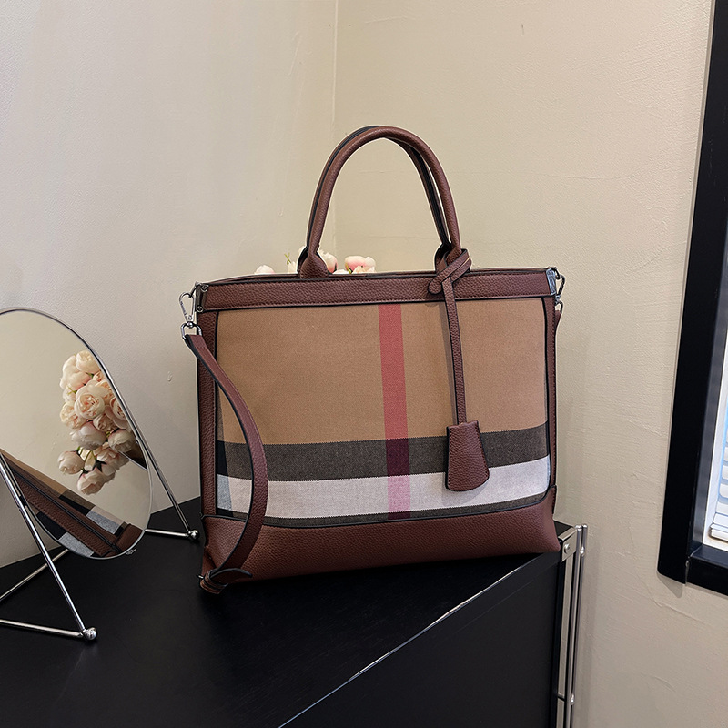 Borsa a tracolla da donna grande con righe verticali elegante_voghion.com