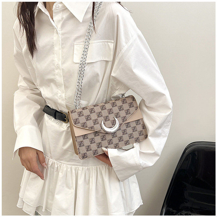 Korean version armpit small square 2024 new texture fashionable letter printed handbag personalized single shoulder_voghion.com