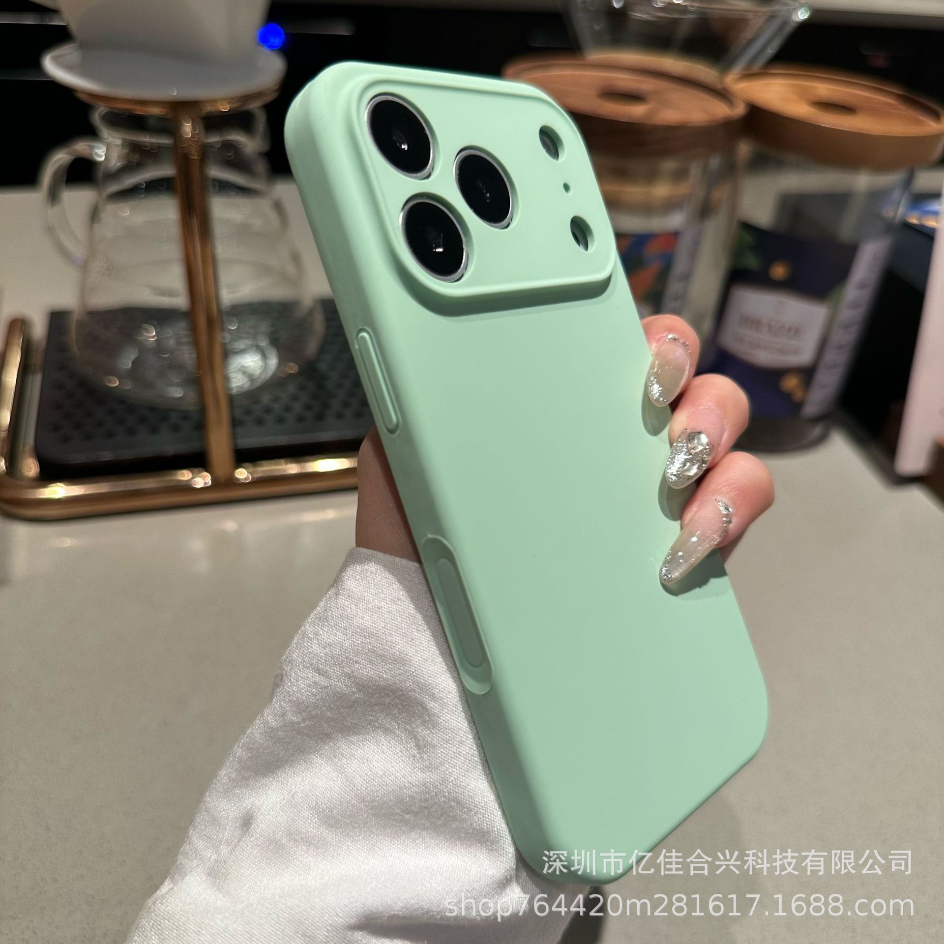 Aplicable a Apple 17PROMAX agujero de silicona líquida caso de teléfono móvil 15iPhone16 color sólido anti-caída botón integrado