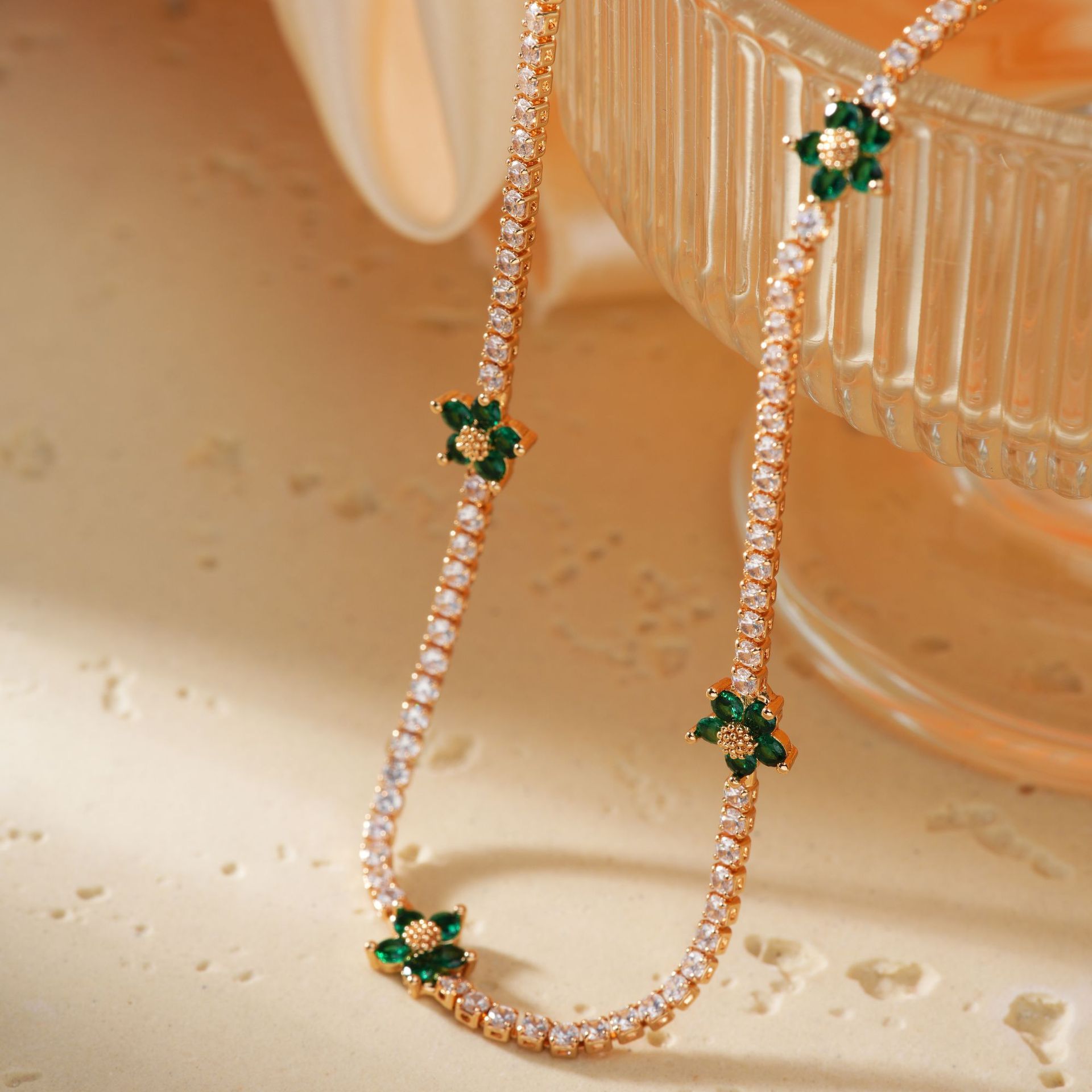 Halskette Mit Blumenanhänger Und Diamantbesatz Im Luxusdesign_voghion.com
