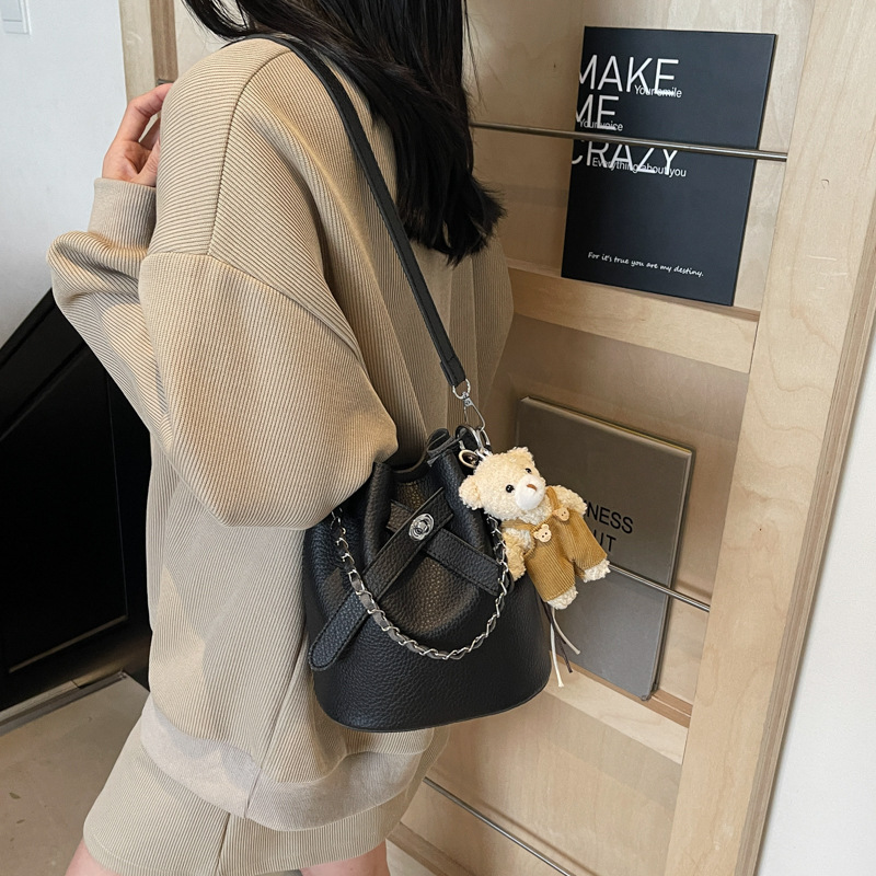 2025 nuevo estilo estilo caliente bolso de cubo coreano bolso de hombro de alto valor para mujer bolso de mensajero simple casual de todo fósforo