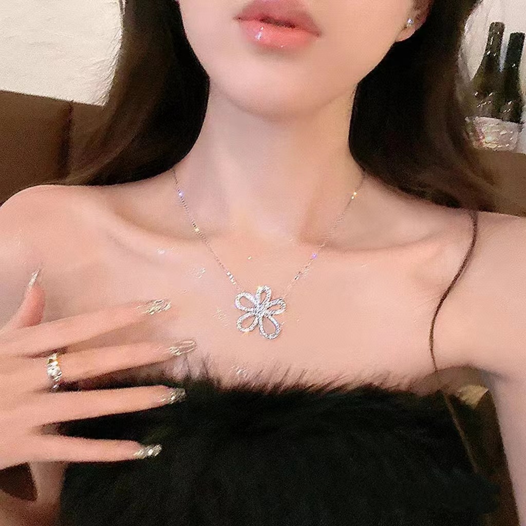 16g Weight Zircon Inlay Material Sweet Flower Titanium Steel Plating Hollow Out Inlay Zircon Necklace