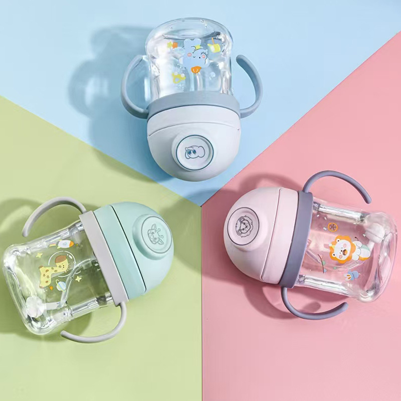 Nuevos productos de dibujos animados para niños tazas de paja de plástico lindas bebés mordidas boca de succión anti-asfixia hervidor de agua de doble mango taza de aprendizaje