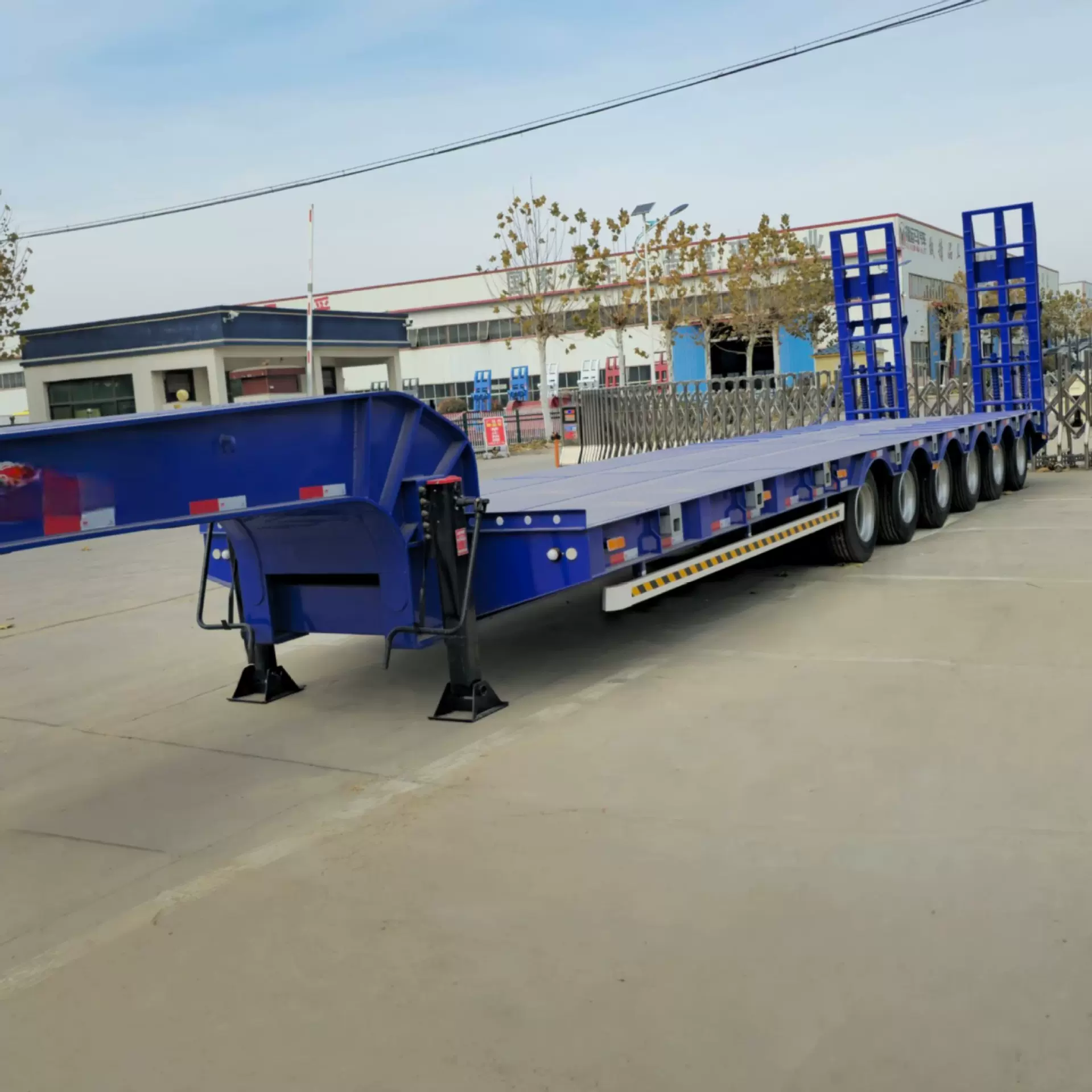 飞驰厂家销售出口6轴13米钩机板半挂车物流平板运输车承载能力强