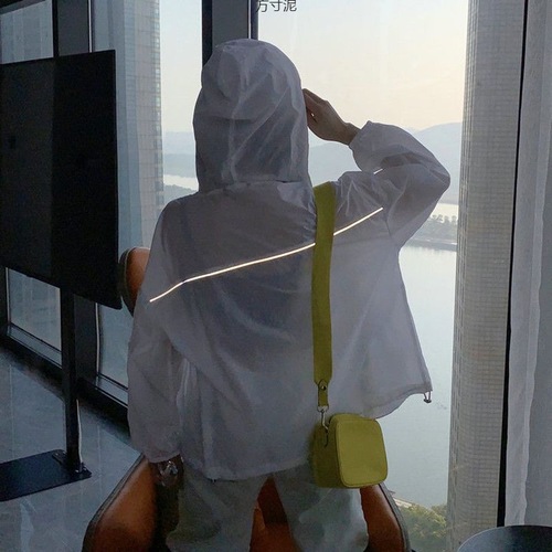 Stylish and Versatile Lightweight Suncoat for Women - 2024 Summer New Arrival Student-Friendly Loose and Breathable Sun Shirt with Reflective Design