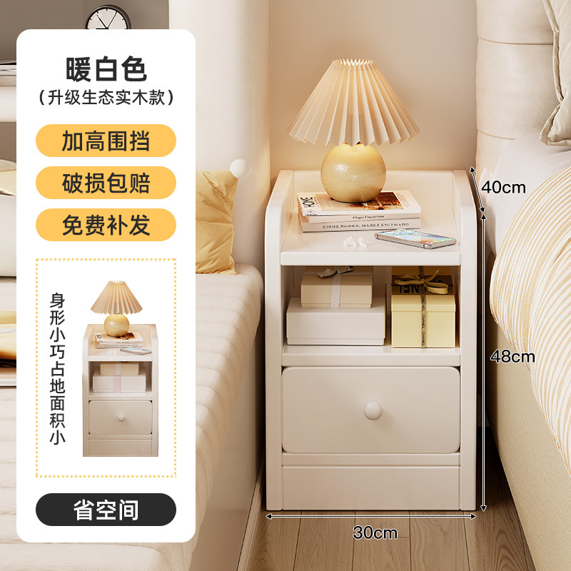 El estante de la cabecera es extremadamente estrecho, el gabinete de almacenamiento con grietas de estilo crema francés, la esquina de la puerta, el espacio trasero, el gabinete delgado, el gabinete de almacenamiento de piso