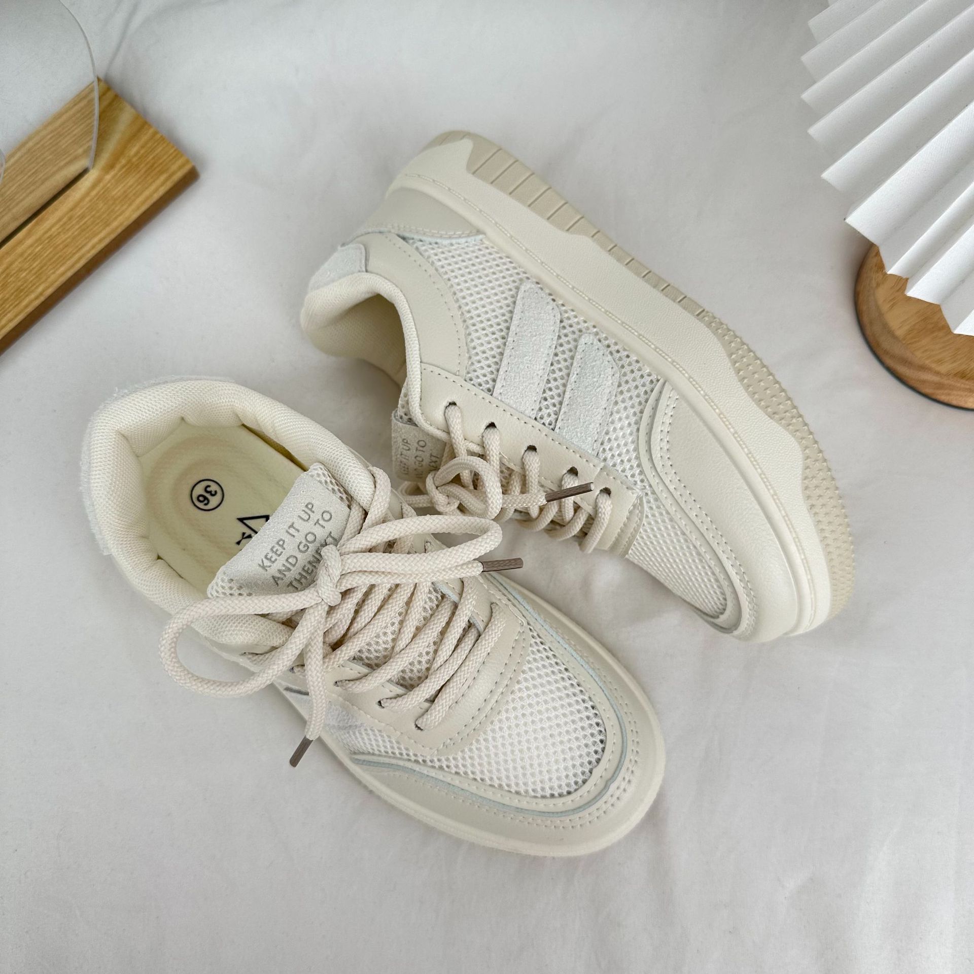Yuanbo 2024 nuevo estilo japonés de estilo universitario zapatos de lona plateados de verano de malla transpirable coreana de baja altura tablero deportivo