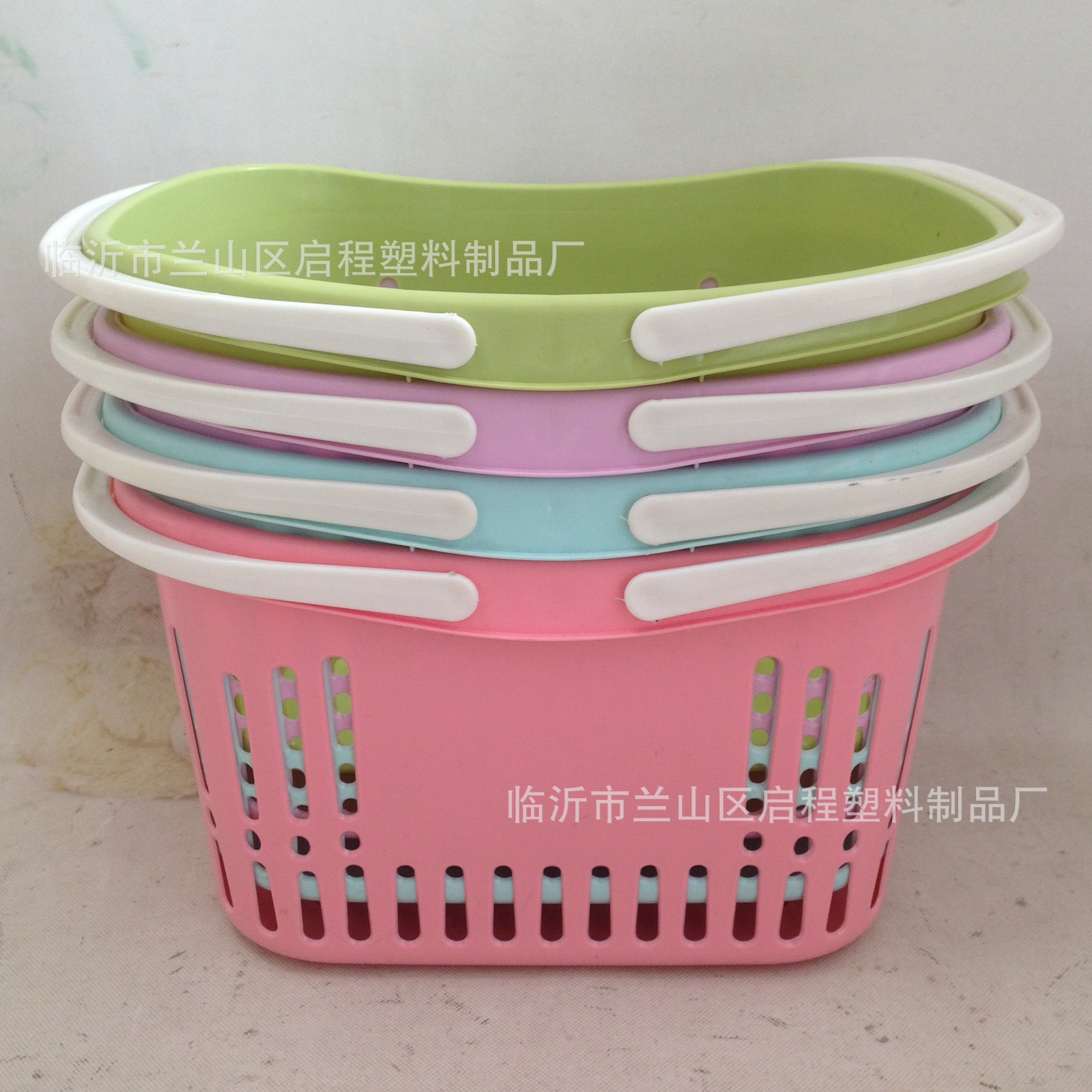 Handheld plastic basket