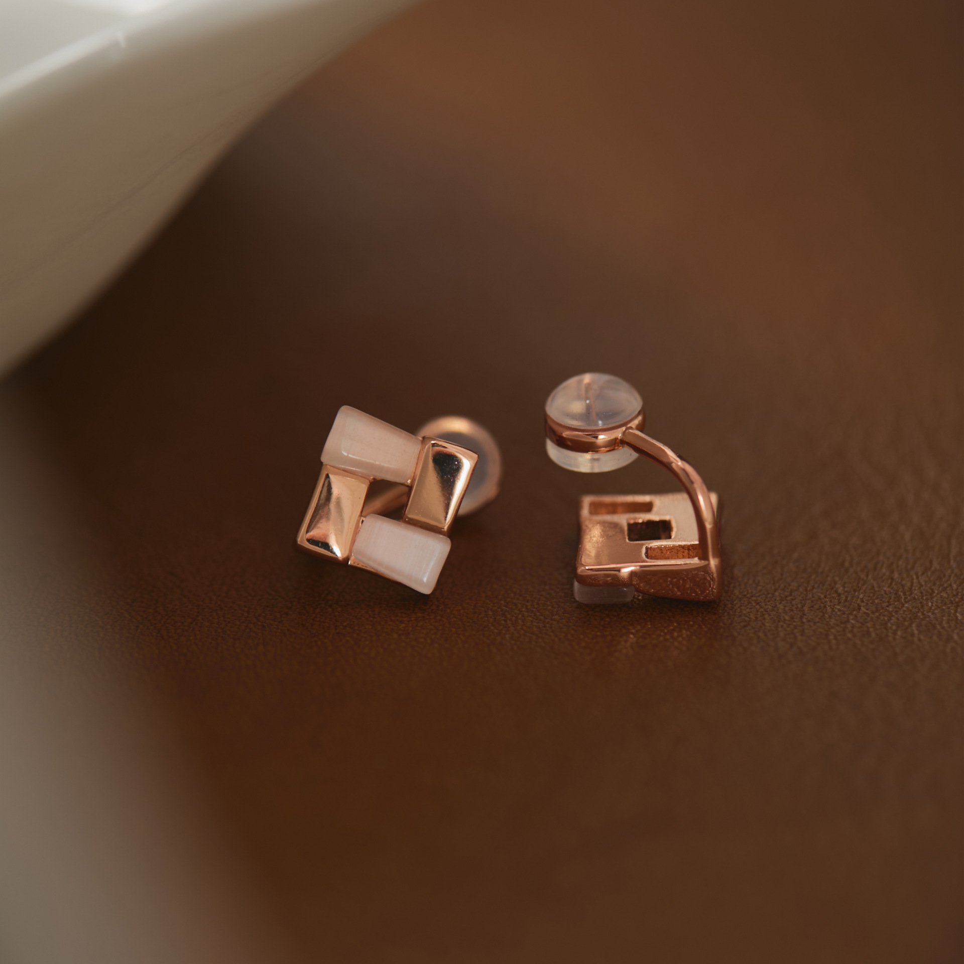 【Flowing Pink Light】Gentle and Subtle Rose Gold Cat Eye Diamond-Shaped Earrings, Studs, Ear Accessories, Silicone Ear Clips for Women