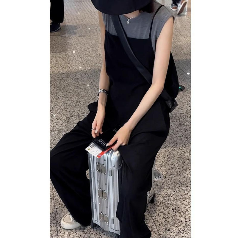 Black summer overall for leisure