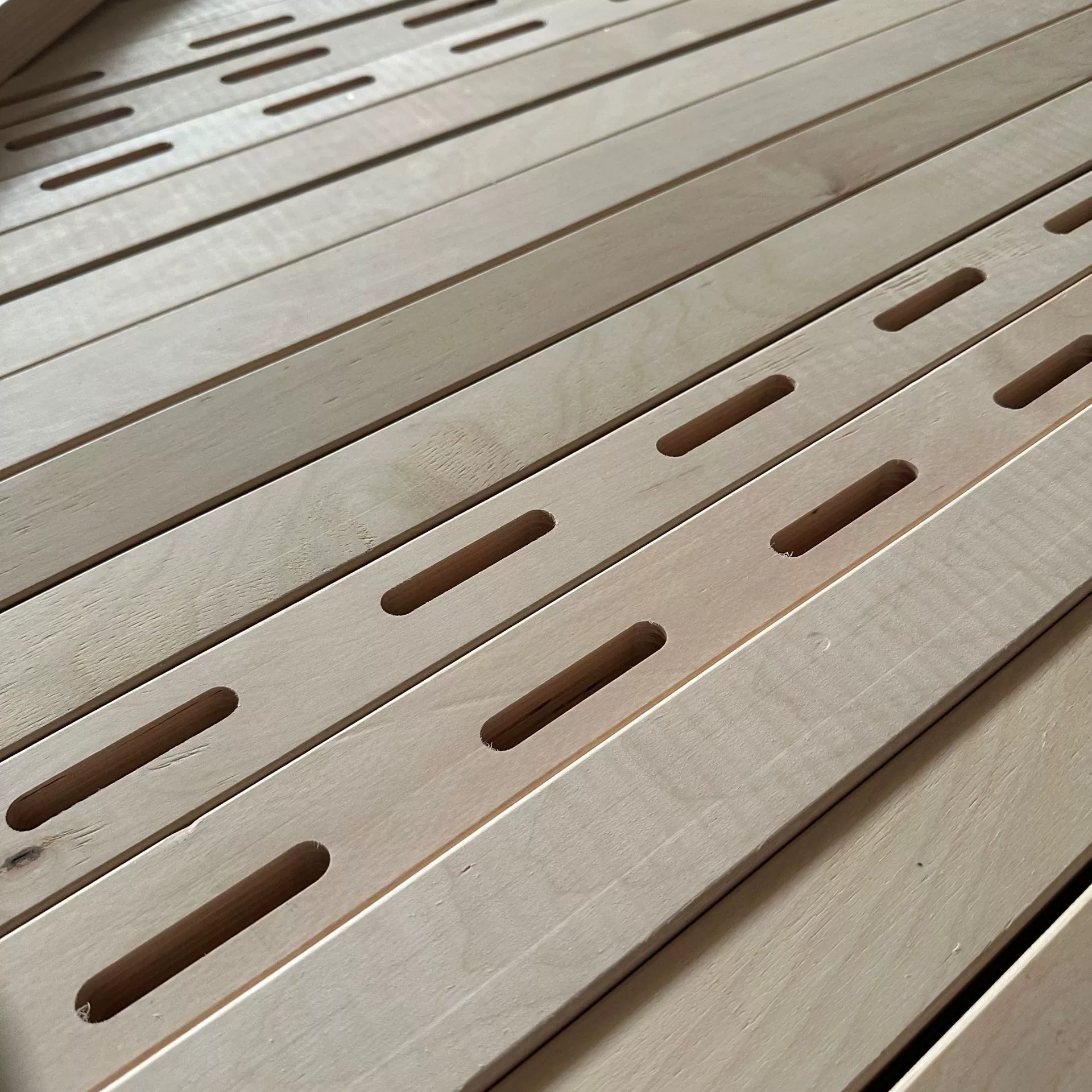 Прямые поставки с фабрики березовых ламелей для кроватей, многослойных ламелей для мебели с рядной рамой, кронштейнов для кроватей, деревянных каркасов для кроватей.