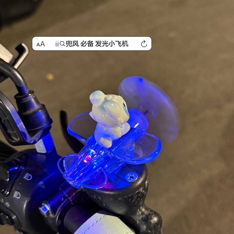 歯のない少年電気自動車オートバイ装飾風力発電小型航空機風力発光ライト車の装飾品車の漫画|undefined