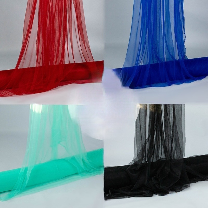 Celebración de la boda el techo de gasa de niebla de hadas suizas está dispuesto con cortina de organza, el respaldo de la silla, la escalera de gasa, la decoración de la red, el gasa suave, el gasa de color de la atmósfera. image 3
