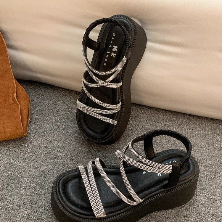 Sandalias para mujer 2025 nuevo verano súper fuego hermoso con falda salvaje sin pies cansados zapatos romanos de suela gruesa