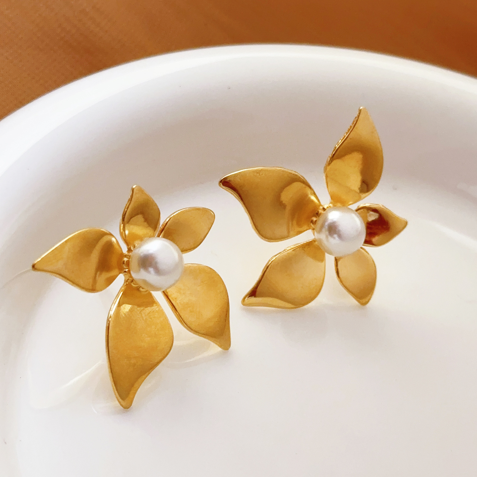 Pendientes de acero de titanio simples europeos y americanos, diseño exagerado, lujo ligero, nuevas flores de perlas, pendientes de acero inoxidable de alta calidad
