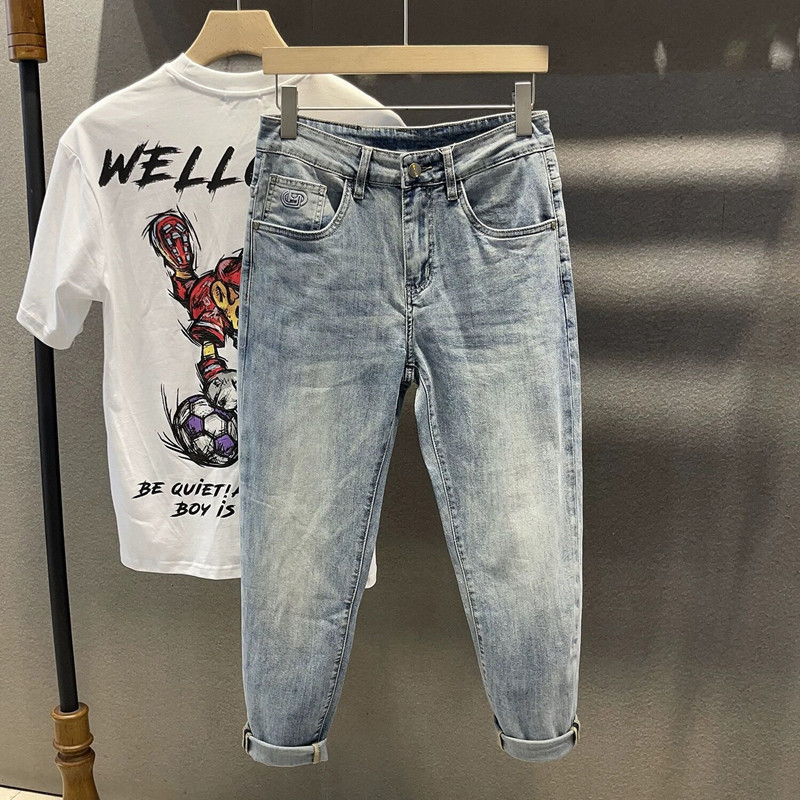 Productos europeos, lujo ligero, azul claro, jeans de nueve puntos, marca de moda masculina, delgado, estampado en relieve, pies pequeños, pantalones elásticos de 9 puntos, todo fósforo