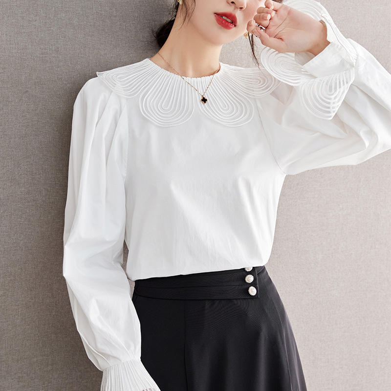 Real shot in stock 2024 autumn French retro bubble sleeve white lace shirt design sense niche