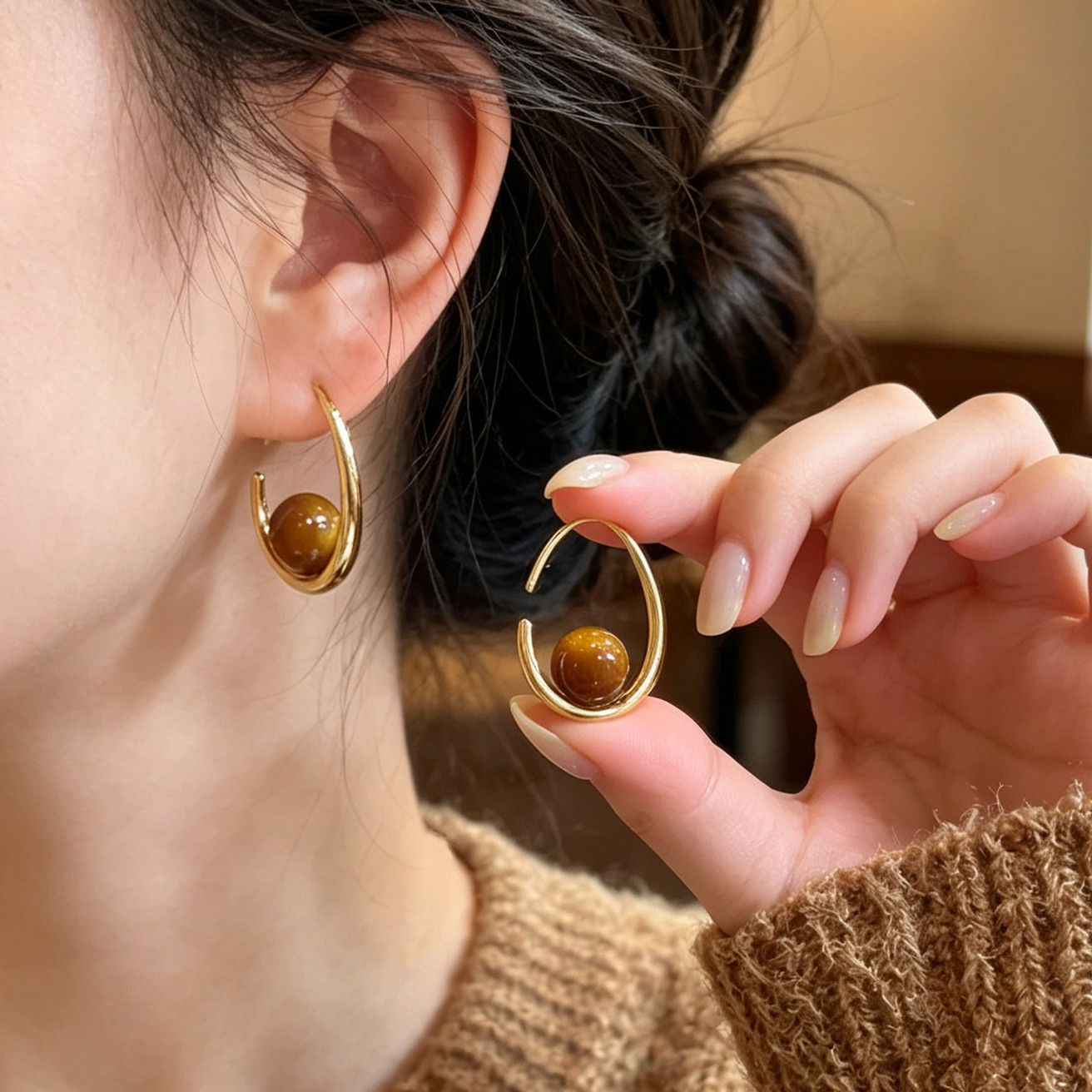 Luxurious and understated autumn/winter retro gold teardrop earrings, a niche and sophisticated design that exudes elegance and is versatile enough to complement any outfit; a minimalist and popular earring style