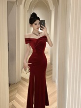 年会战袍丝绒一字肩连衣裙女秋冬款高级感赫本风修身鱼尾裙中长款