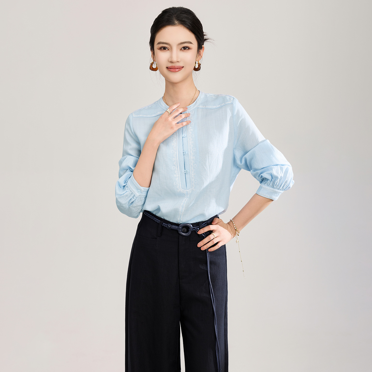 Áo sơ mi nữ chất liệu linen phối màu tay ngắn phong cách Pháp — màu xanh nhạt